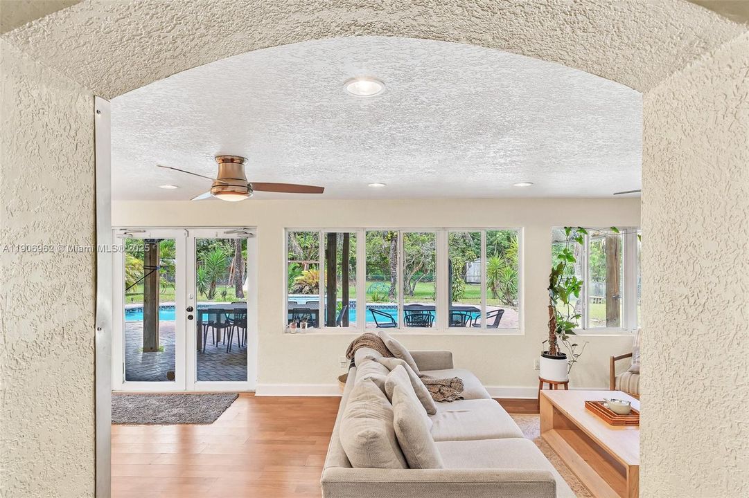 合同活跃: $1,650,000 (5 贝兹, 3 浴室, 2872 平方英尺)