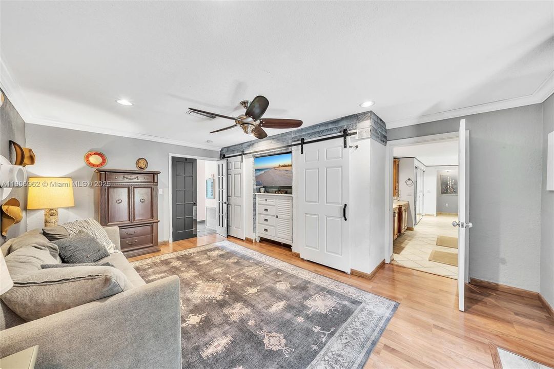 合同活跃: $1,650,000 (5 贝兹, 3 浴室, 2872 平方英尺)