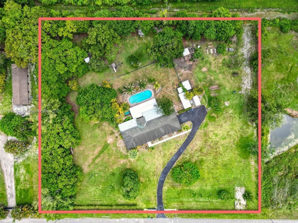 合同活跃: $1,650,000 (5 贝兹, 3 浴室, 2872 平方英尺)