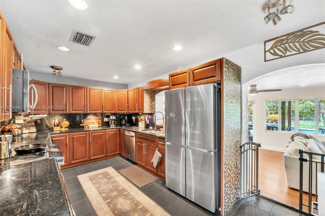 合同活跃: $1,650,000 (5 贝兹, 3 浴室, 2872 平方英尺)