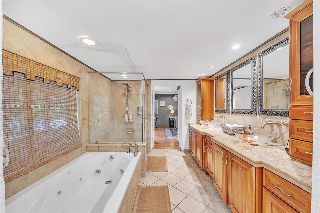 合同活跃: $1,650,000 (5 贝兹, 3 浴室, 2872 平方英尺)