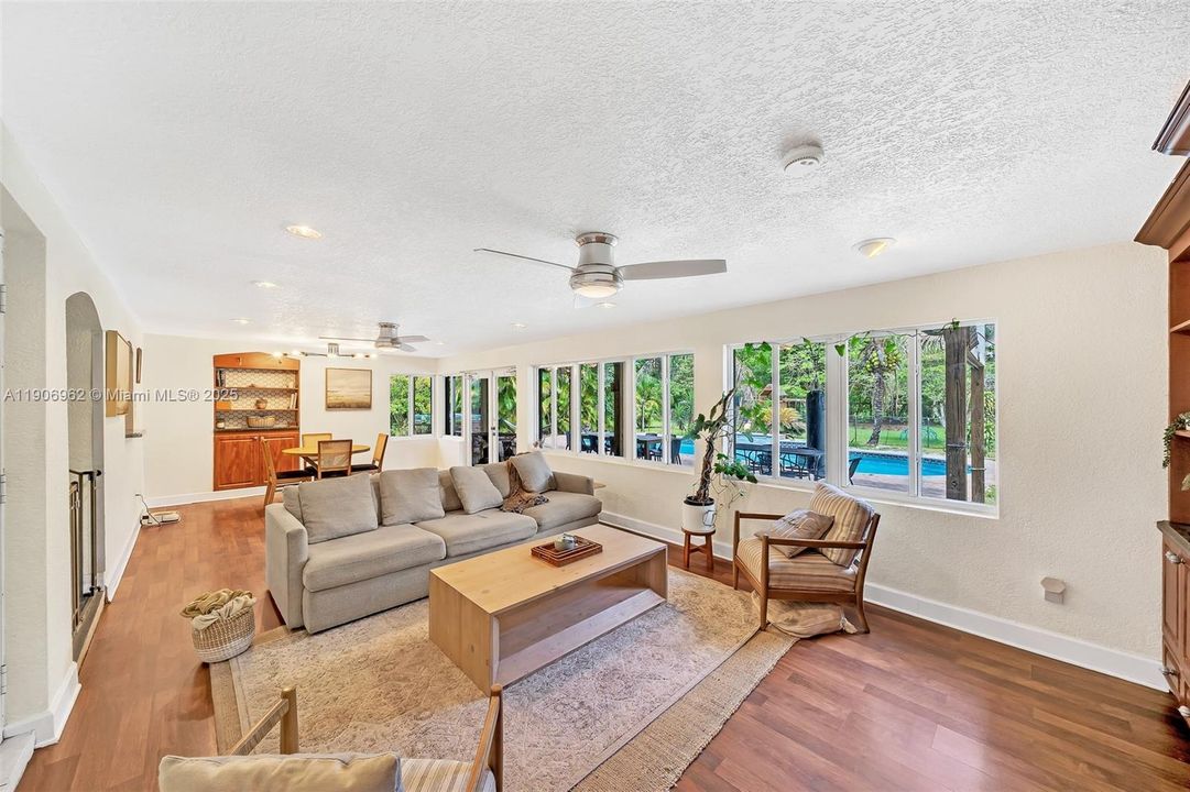 合同活跃: $1,650,000 (5 贝兹, 3 浴室, 2872 平方英尺)