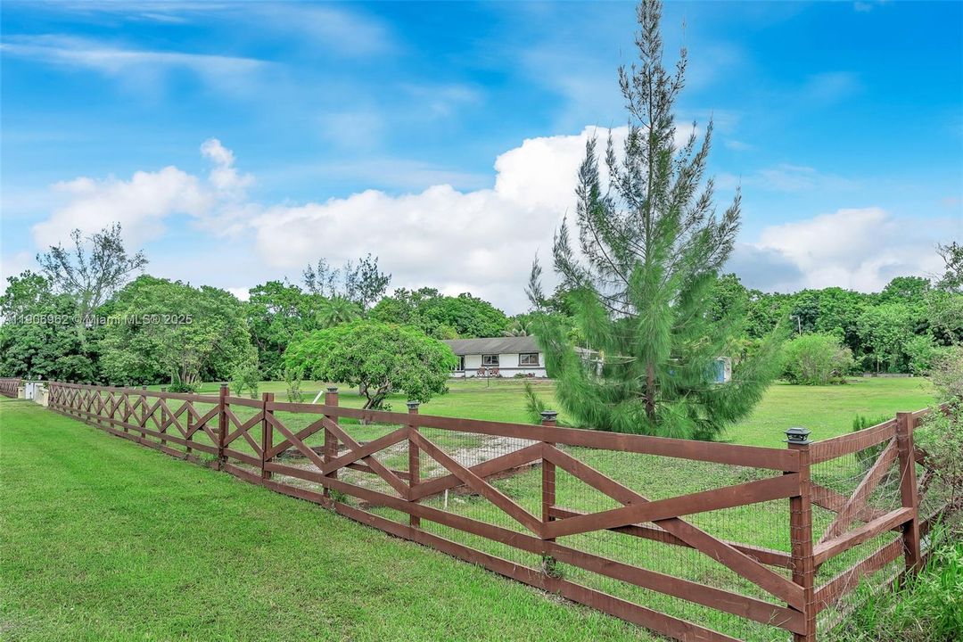 合同活跃: $1,650,000 (5 贝兹, 3 浴室, 2872 平方英尺)