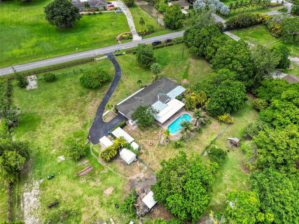 合同活跃: $1,650,000 (5 贝兹, 3 浴室, 2872 平方英尺)