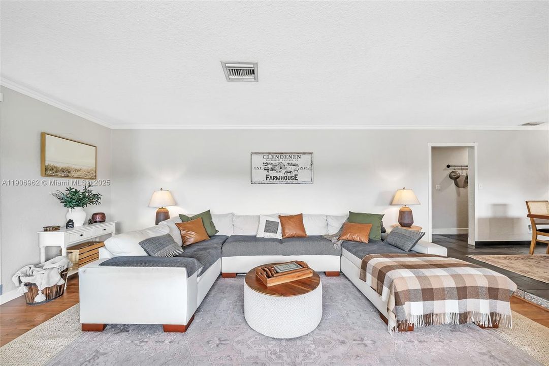 合同活跃: $1,650,000 (5 贝兹, 3 浴室, 2872 平方英尺)