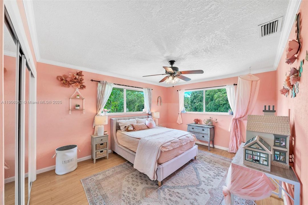 合同活跃: $1,650,000 (5 贝兹, 3 浴室, 2872 平方英尺)