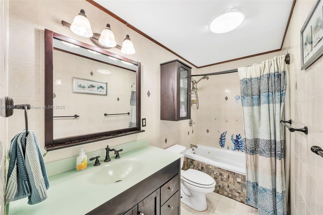 合同活跃: $1,650,000 (5 贝兹, 3 浴室, 2872 平方英尺)