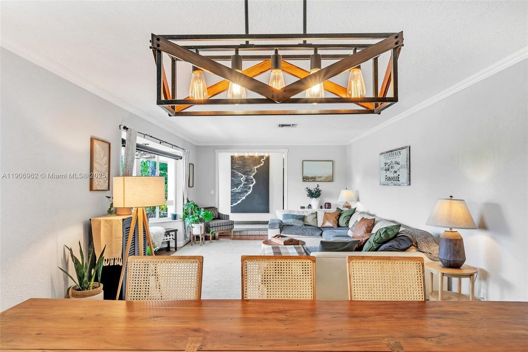 合同活跃: $1,650,000 (5 贝兹, 3 浴室, 2872 平方英尺)