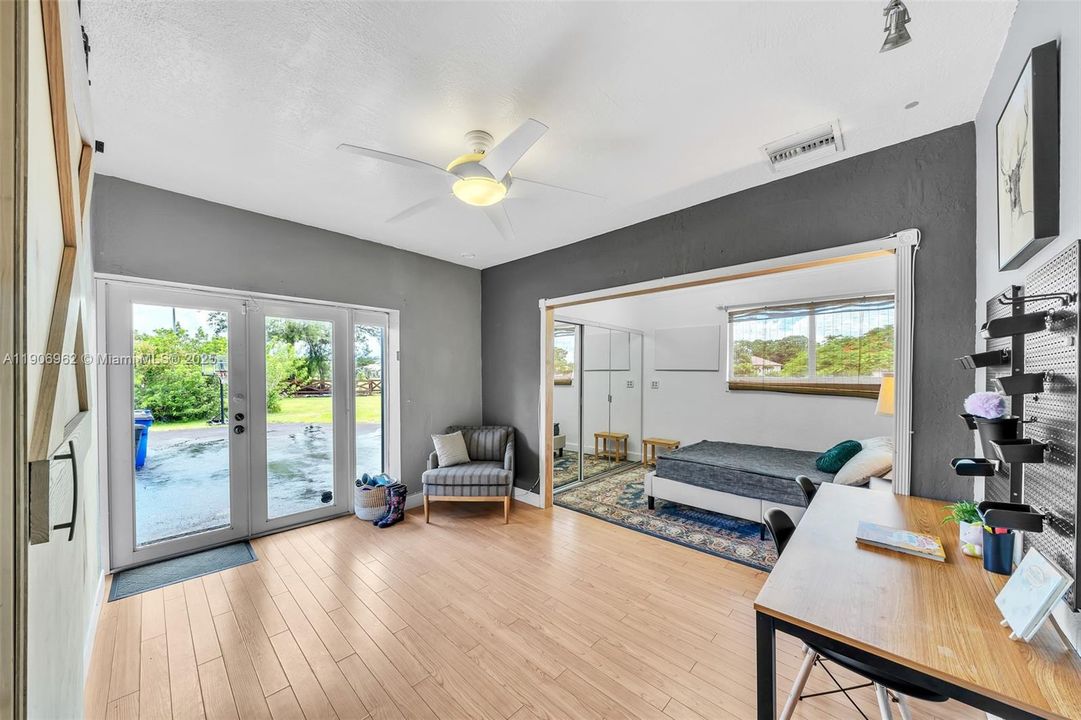 合同活跃: $1,650,000 (5 贝兹, 3 浴室, 2872 平方英尺)