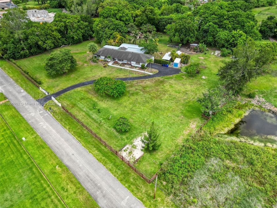 合同活跃: $1,650,000 (5 贝兹, 3 浴室, 2872 平方英尺)