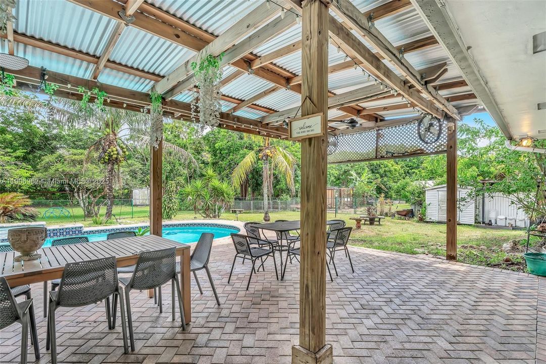 合同活跃: $1,650,000 (5 贝兹, 3 浴室, 2872 平方英尺)