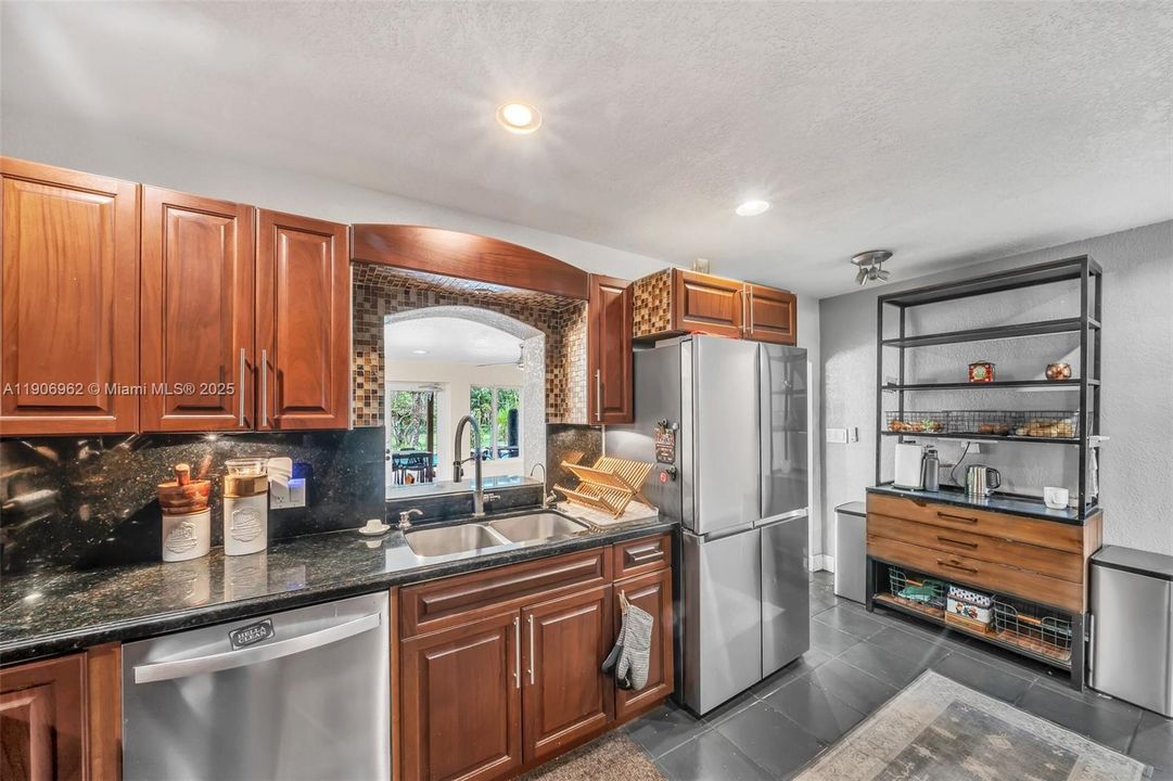 合同活跃: $1,650,000 (5 贝兹, 3 浴室, 2872 平方英尺)