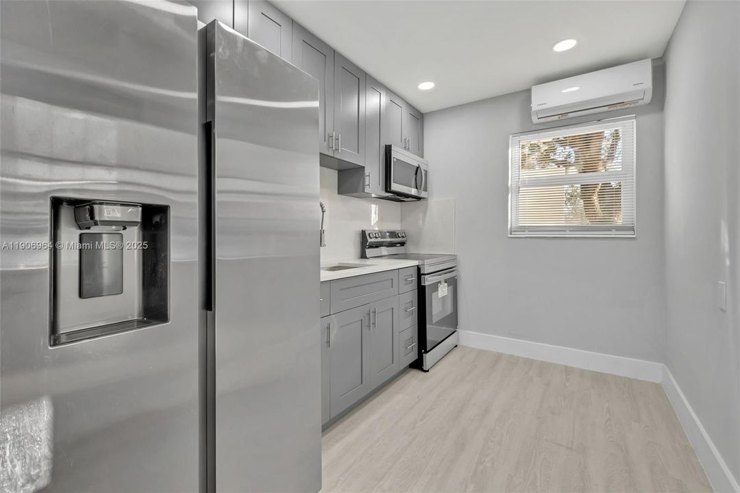 合同活跃: $409,000 (2 贝兹, 1 浴室, 646 平方英尺)