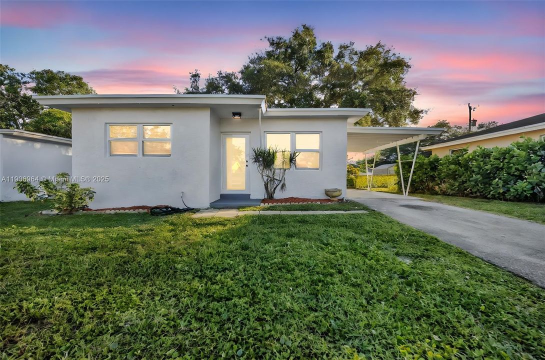 合同活跃: $409,000 (2 贝兹, 1 浴室, 646 平方英尺)