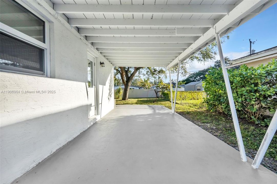 合同活跃: $409,000 (2 贝兹, 1 浴室, 646 平方英尺)