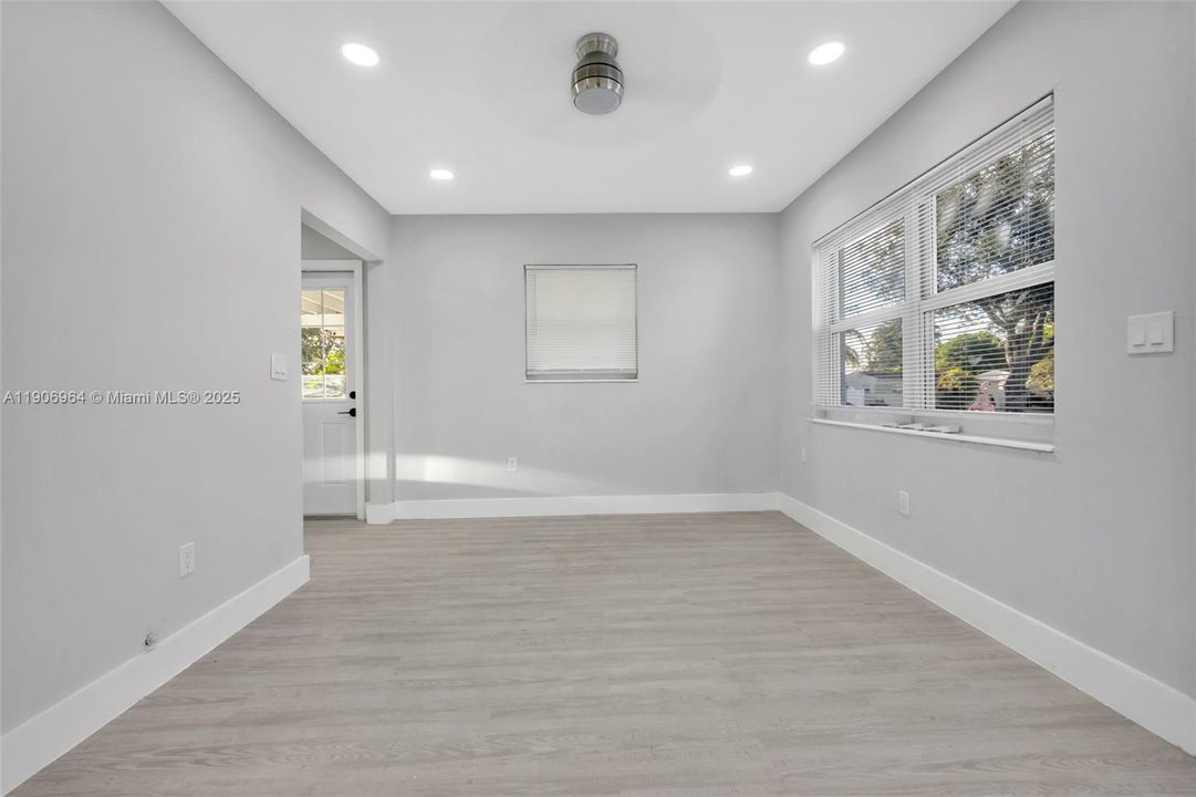 合同活跃: $409,000 (2 贝兹, 1 浴室, 646 平方英尺)