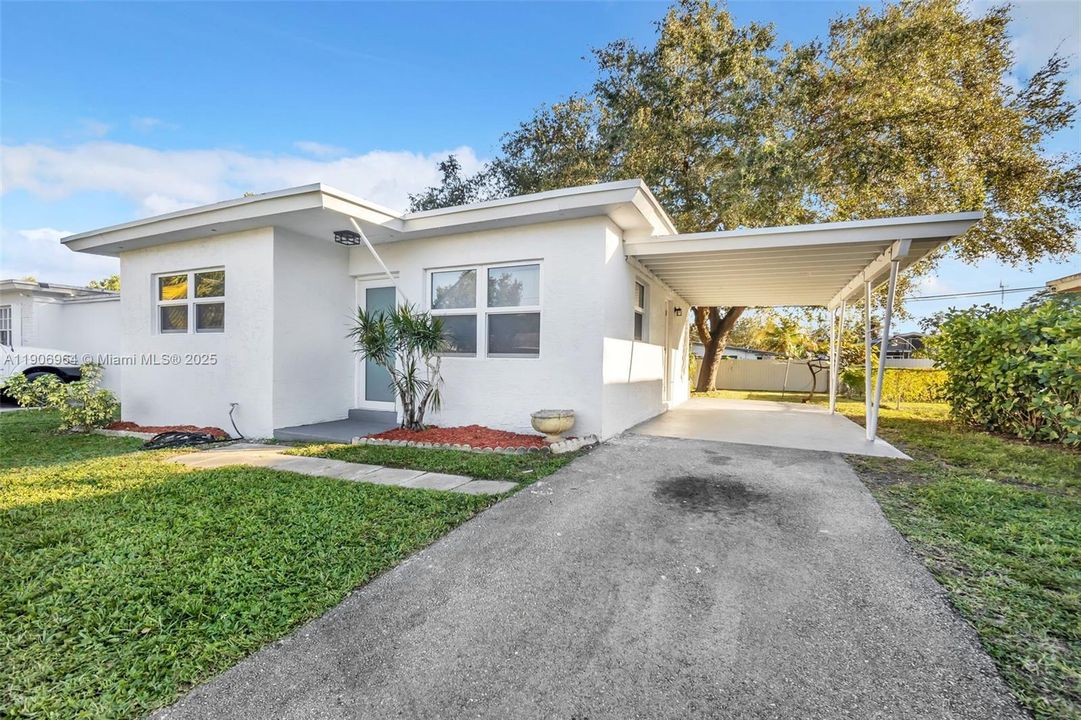 合同活跃: $409,000 (2 贝兹, 1 浴室, 646 平方英尺)