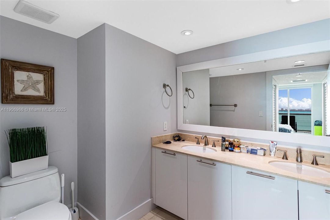 Recently Rented: $4,950 (2 beds, 2 baths, 1222 Square Feet)