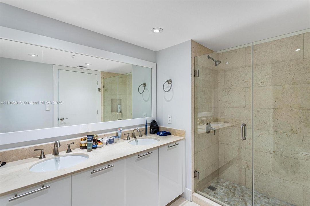 Recently Rented: $4,950 (2 beds, 2 baths, 1222 Square Feet)