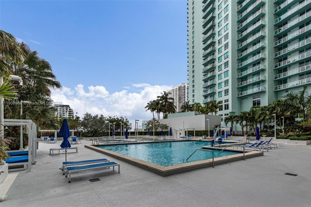 Recently Rented: $4,950 (2 beds, 2 baths, 1222 Square Feet)