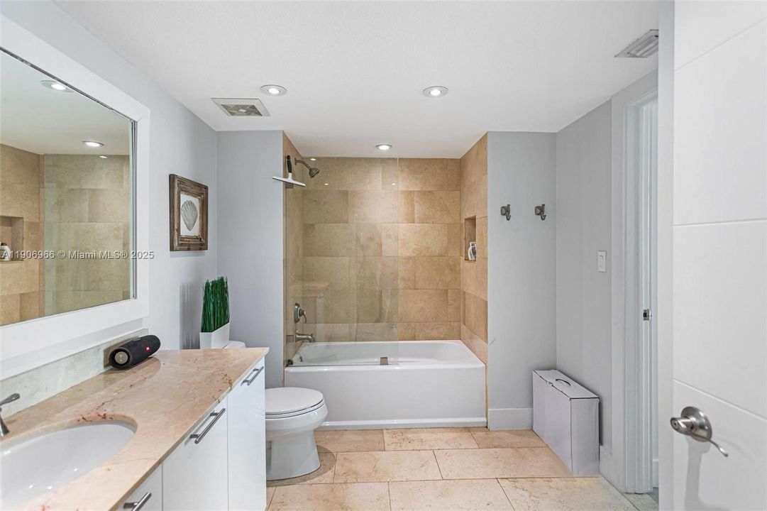 Recently Rented: $4,950 (2 beds, 2 baths, 1222 Square Feet)