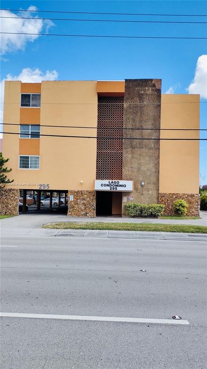 For Sale: $255,000 (2 beds, 1 baths, 840 Square Feet)