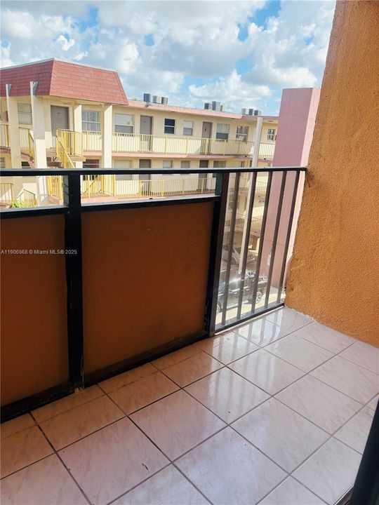 For Sale: $255,000 (2 beds, 1 baths, 840 Square Feet)