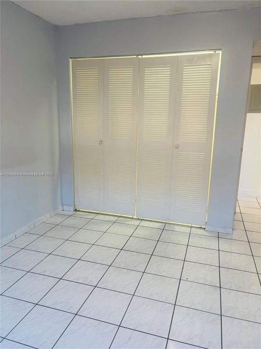 For Sale: $255,000 (2 beds, 1 baths, 840 Square Feet)