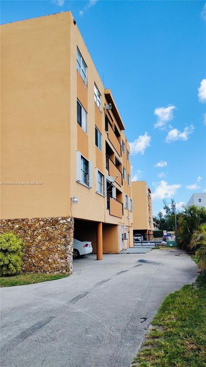 For Sale: $255,000 (2 beds, 1 baths, 840 Square Feet)