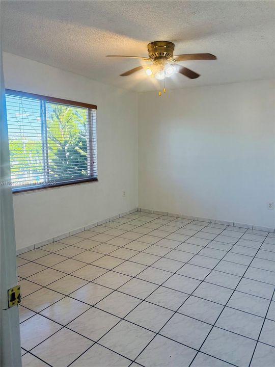 For Sale: $255,000 (2 beds, 1 baths, 840 Square Feet)