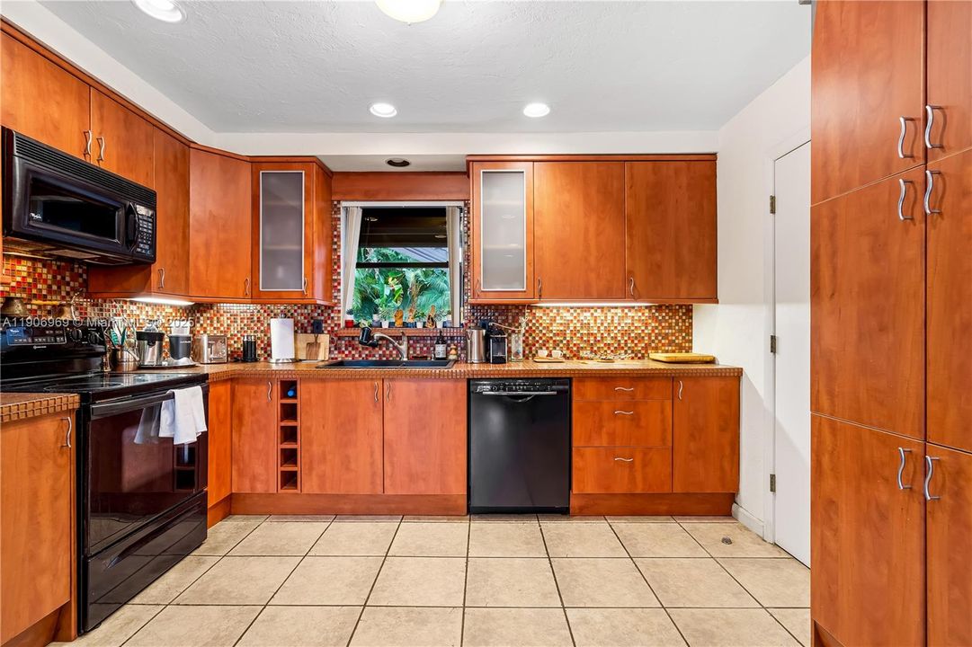 For Rent: $5,500 (3 beds, 2 baths, 1624 Square Feet)