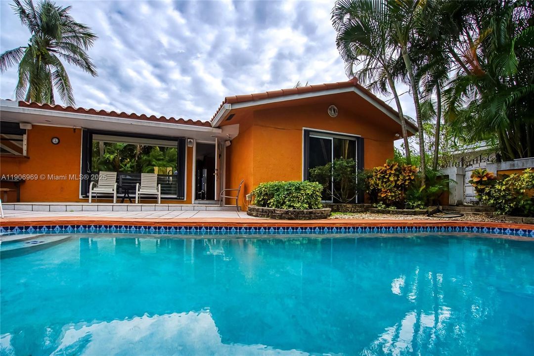 For Rent: $5,500 (3 beds, 2 baths, 1624 Square Feet)