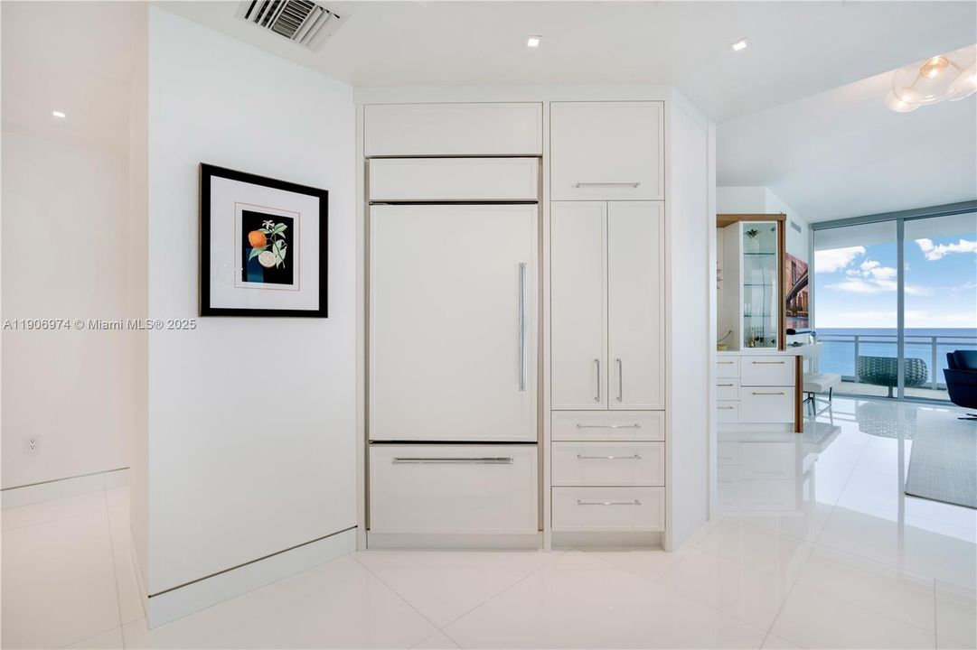 Active With Contract: $6,493,000 (3 beds, 3 baths, 2763 Square Feet)