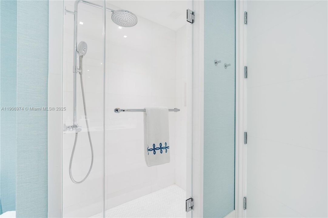 Active With Contract: $6,493,000 (3 beds, 3 baths, 2763 Square Feet)