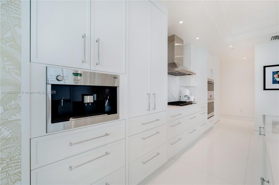 Active With Contract: $6,493,000 (3 beds, 3 baths, 2763 Square Feet)