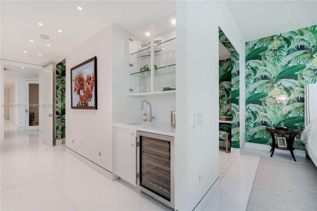 Active With Contract: $6,493,000 (3 beds, 3 baths, 2763 Square Feet)