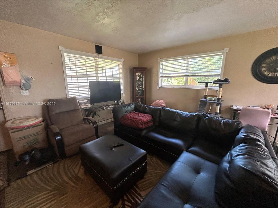 合同活跃: $370,000 (3 贝兹, 1 浴室, 1154 平方英尺)