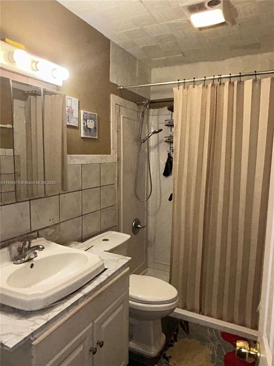 合同活跃: $370,000 (3 贝兹, 1 浴室, 1154 平方英尺)