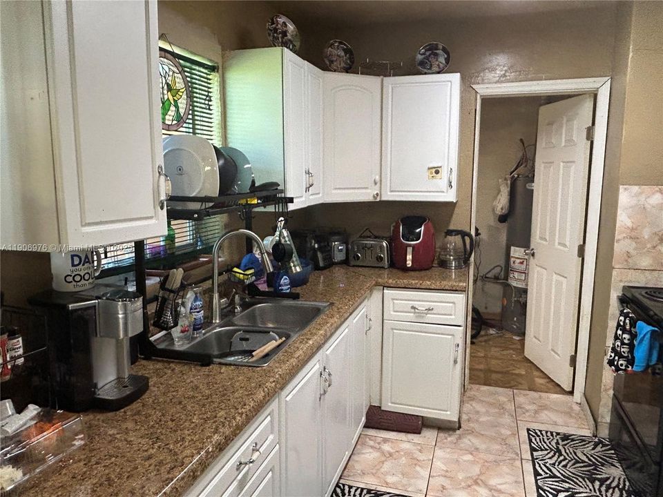 合同活跃: $370,000 (3 贝兹, 1 浴室, 1154 平方英尺)