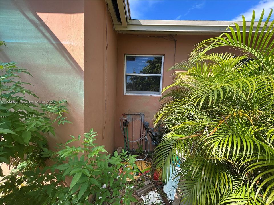 合同活跃: $370,000 (3 贝兹, 1 浴室, 1154 平方英尺)