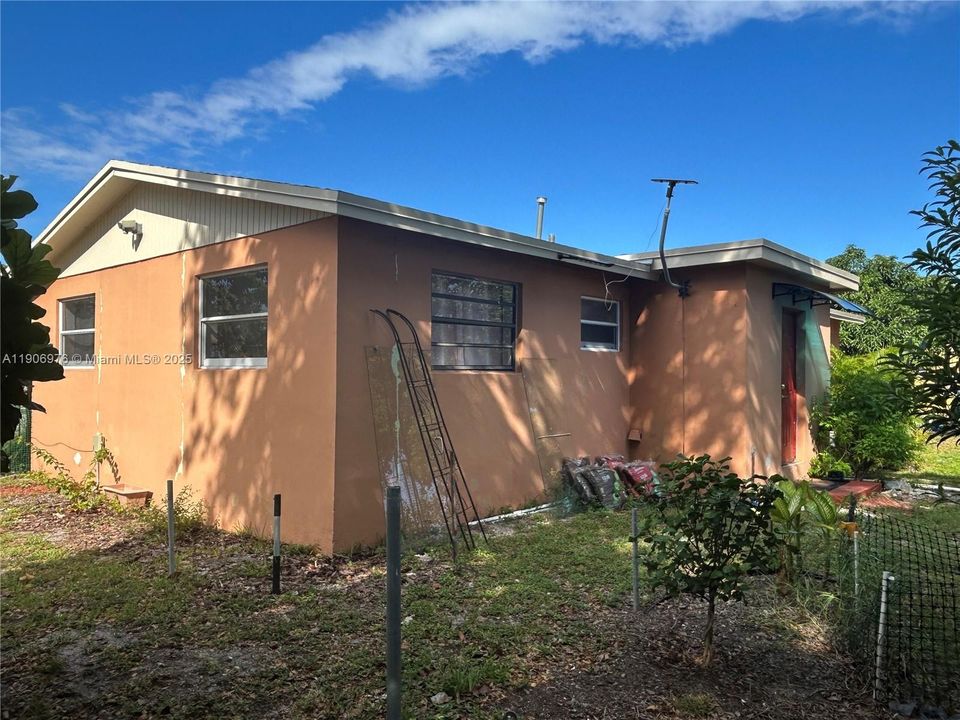 合同活跃: $370,000 (3 贝兹, 1 浴室, 1154 平方英尺)