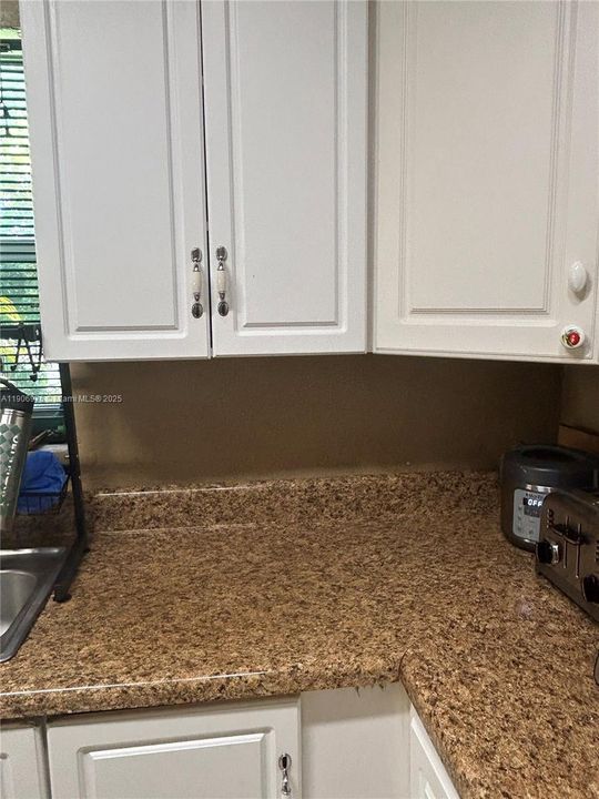 合同活跃: $370,000 (3 贝兹, 1 浴室, 1154 平方英尺)