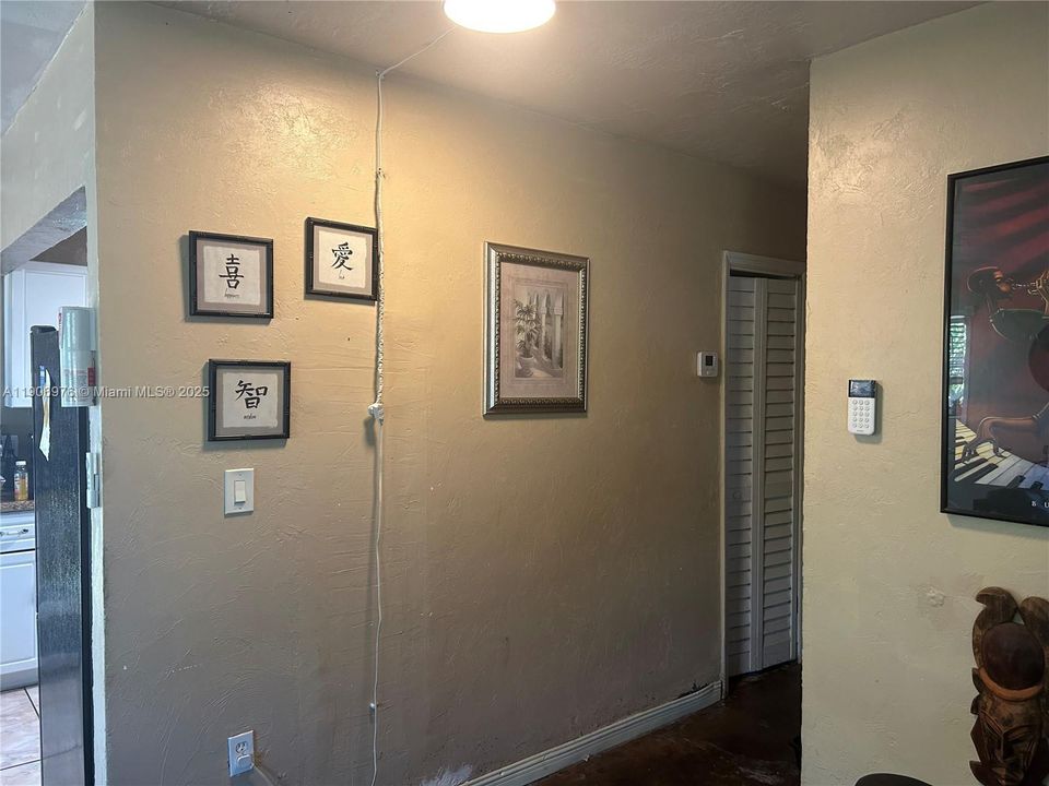 合同活跃: $370,000 (3 贝兹, 1 浴室, 1154 平方英尺)