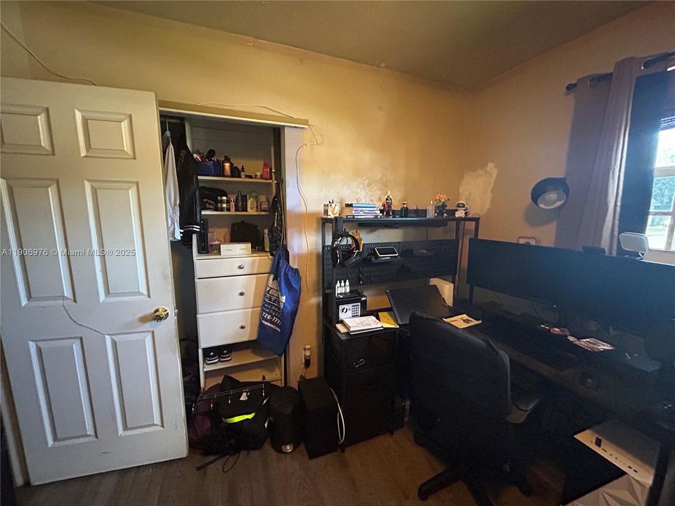 合同活跃: $370,000 (3 贝兹, 1 浴室, 1154 平方英尺)