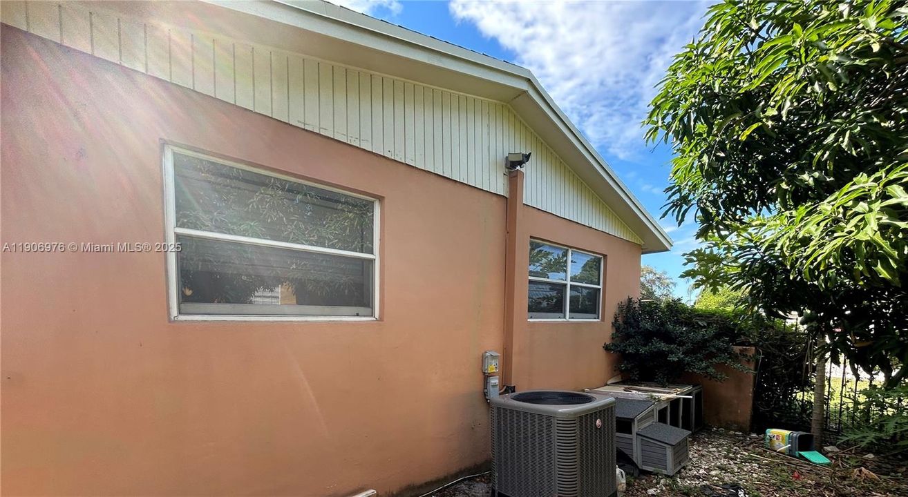 合同活跃: $370,000 (3 贝兹, 1 浴室, 1154 平方英尺)