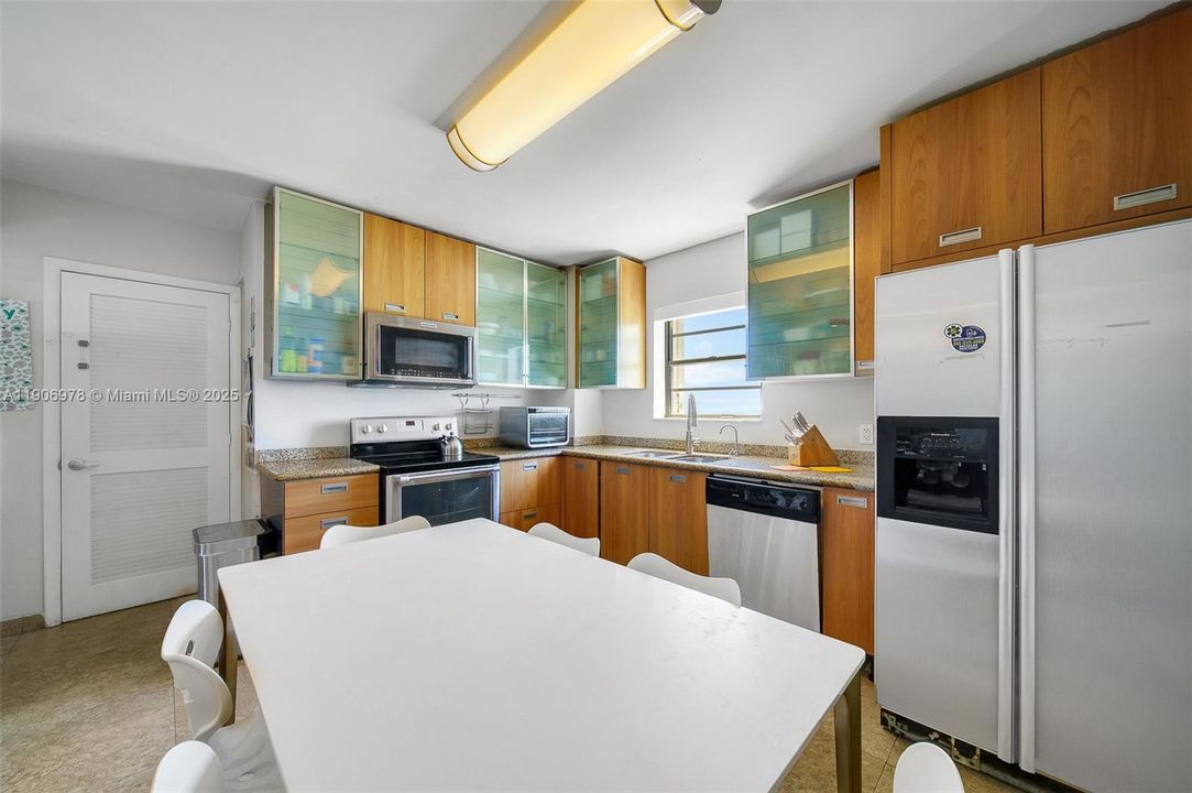 For Sale: $830,000 (2 beds, 2 baths, 1909 Square Feet)