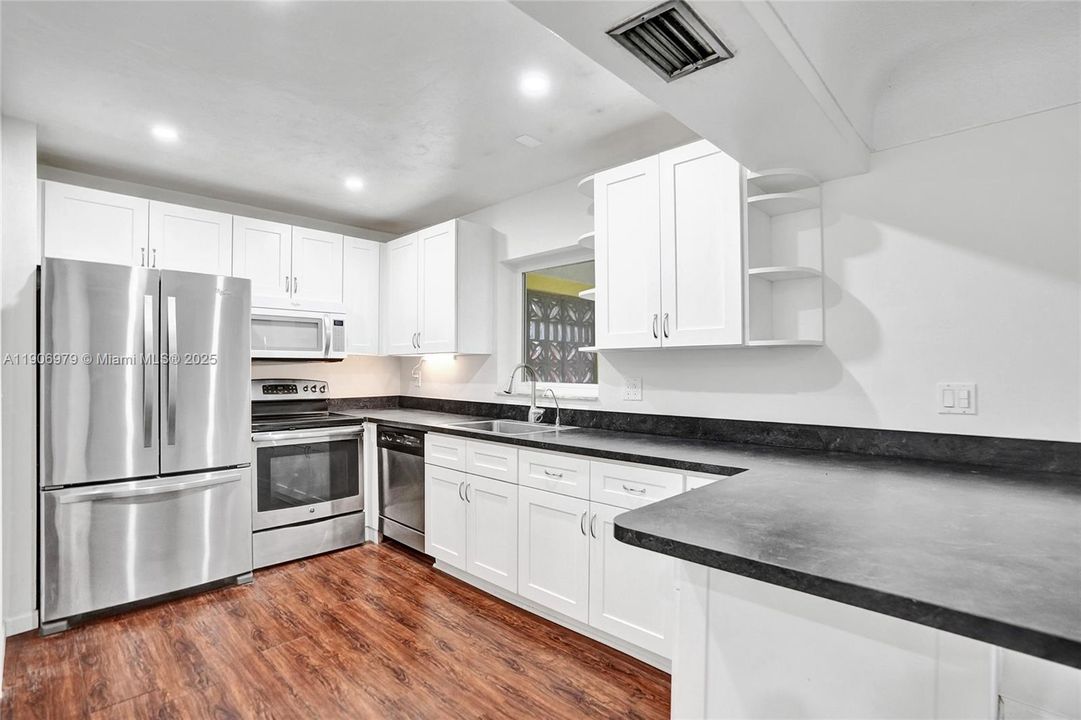 Active With Contract: $450,000 (3 beds, 2 baths, 1087 Square Feet)