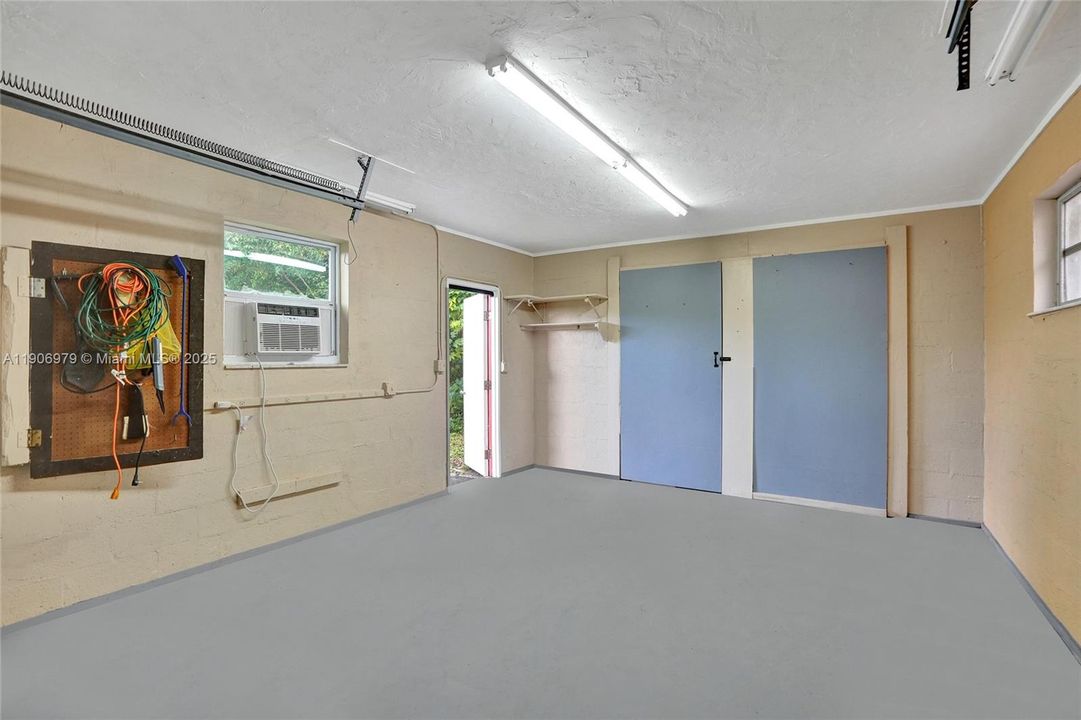 Active With Contract: $450,000 (3 beds, 2 baths, 1087 Square Feet)