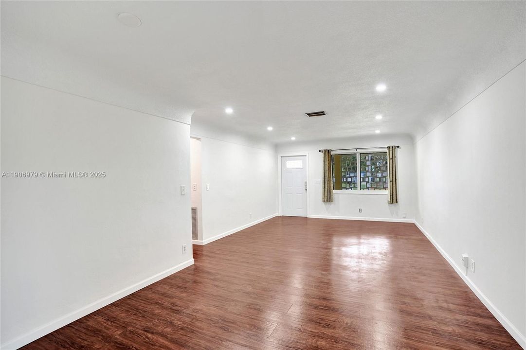 Active With Contract: $450,000 (3 beds, 2 baths, 1087 Square Feet)