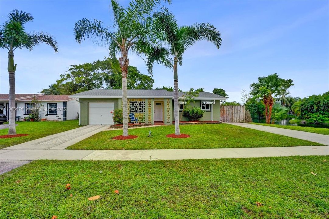 Active With Contract: $450,000 (3 beds, 2 baths, 1087 Square Feet)